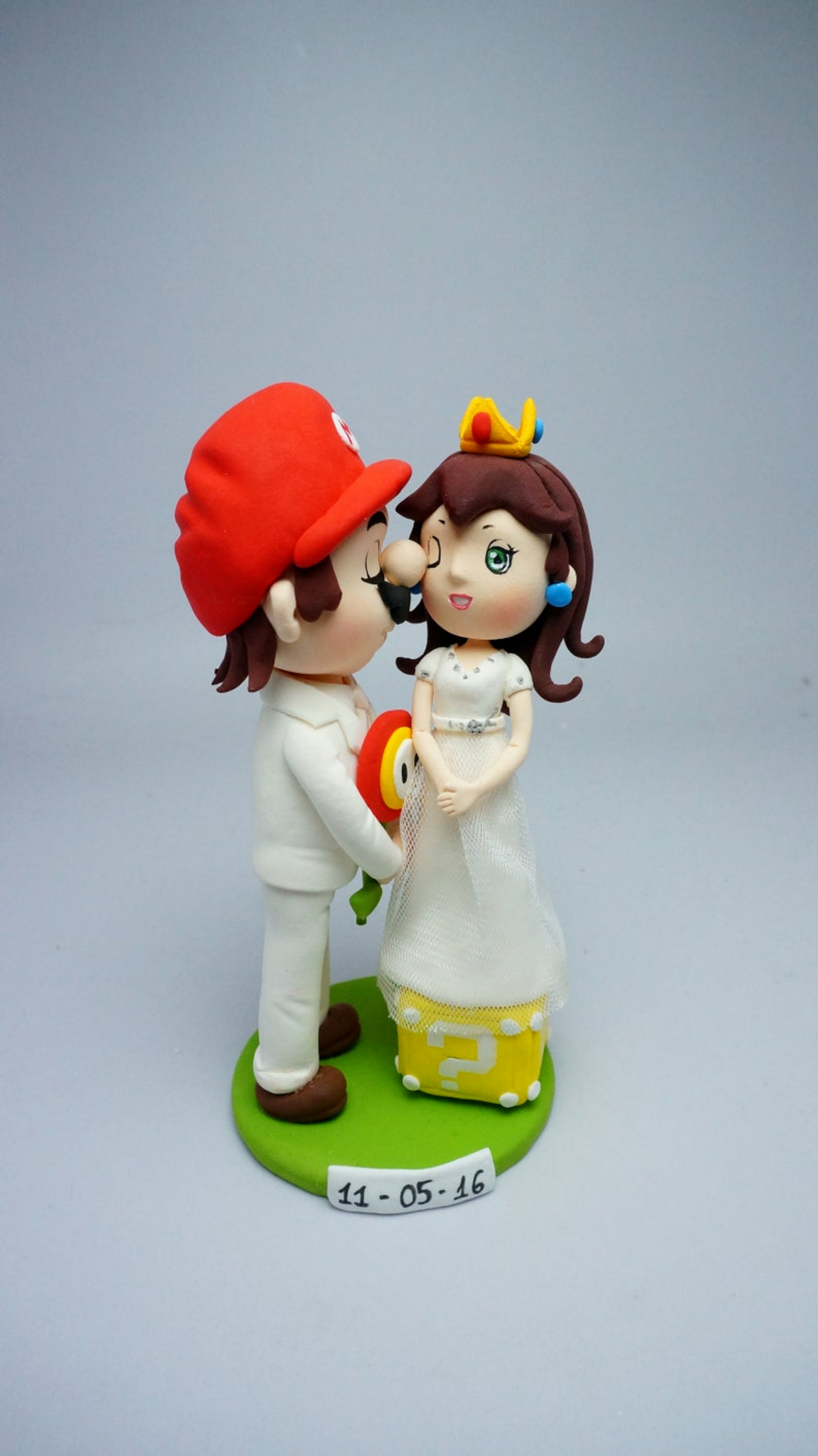 Picture of Super Mario and Princess Peach wedding cake topper