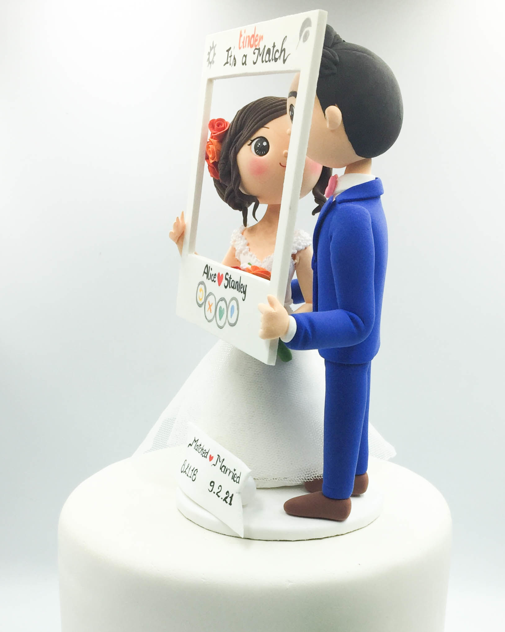 https://www.worldcaketopper.com/images/thumbs/0004296_online-dating-wedding-cake-topper-tinder-bride-groom-topper.jpeg
