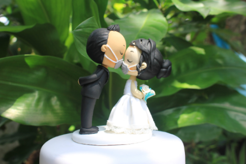 Picture of Kissing bride & groom cake topper