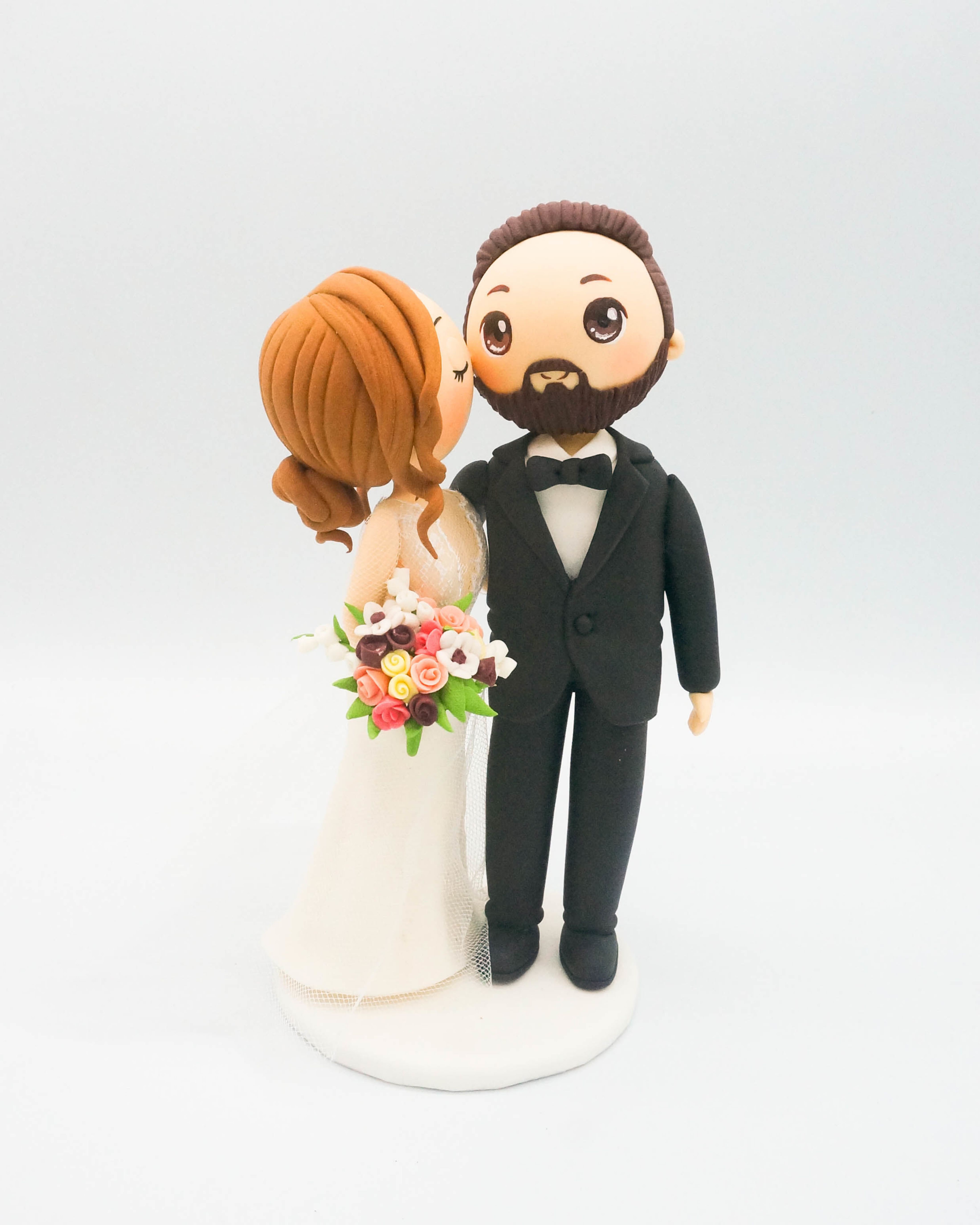 Picture of Jewish wedding bride & groom cake topper figurine, Cheek kissing wedding topper